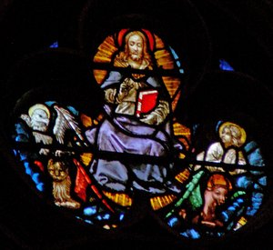 Das Westrosenfenster zeigt eine Szene aus dem Buch der Offenbarung: Christus mit den vier heiligen Tieren - Symbole der Evangelisten.