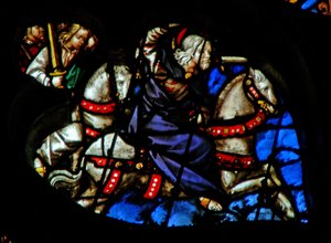 Das Westrosenfenster zeigt eine Szene aus dem Buch der Offenbarung: Treu und wahrhaftig, der König der Könige auf einem weißen Pferd, mit zwei weiteren Kriegern dahinter (19:11-16). von French School