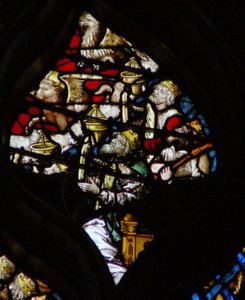 Das Westrosenfenster zeigt eine Szene aus dem Buch der Offenbarung: Weitere Älteste, der Stier des St. Lukas und der Adler des St. Johannes (5:5). von French School