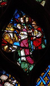 Das Westrosenfenster zeigt eine Szene aus dem Buch der Offenbarung: Eines der vier Tiere gibt den sieben Engeln die Schalen des Zorns Gottes (15:5-7). von French School