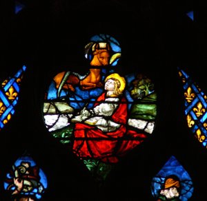 Das westliche Rosenfenster zeigt eine Szene aus dem Buch der Offenbarung: Öffnung des dritten Siegels, mit dem Stier des Lukas (6:5). von French School