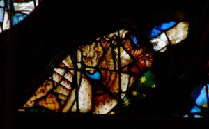 Das Westrosenfenster zeigt eine Szene aus dem Buch der Offenbarung: Drache mit sieben Köpfen und zehn Hörnern und ein Drittel der Sterne (12:3-4).