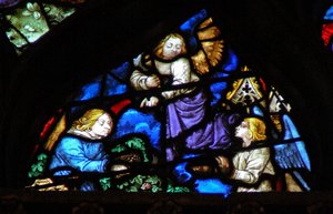 Das Westrosenfenster zeigt eine Szene aus dem Buch der Offenbarung: Traubenlese mit der Sichel (14:17-18). von French School