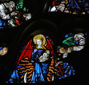 Das Westrosenfenster zeigt eine Szene aus dem Buch der Offenbarung: Frau bekleidet mit der Sonne, der Mond unter ihren Füßen und zwölf Sterne in ihrem Nimbus (12:1). von French School