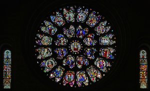 Das westliche Rosenfenster mit fragmentarischen fünfzehnten und sechzehnten Tafeln, hauptsächlich Heilige darstellend (Rosenfenster - innen)