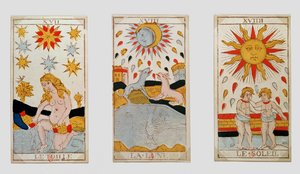 Drei Tarotkarten, die Der Stern, Der Mond und Die Sonne darstellen (farbiger Holzstich)