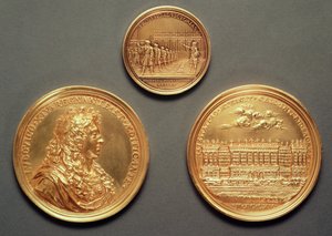 Oben: Recto = Les Revues, 1680 von Thomas Bernard; Unten: verso = Profil von Ludwig XIV., recto = Die Kolonnade des Louvre, Bernini-Projekt von Jean Warin III (1604-72)