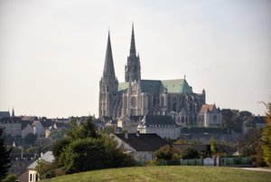 Ansicht der Kathedrale von Chartres mit der Stadt