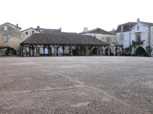 Ansicht des überdachten Marktes im Dorf von French School
