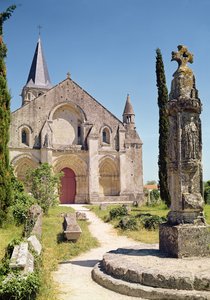 Ansicht der Fassade der Kirche St. Pierre, 1150-75