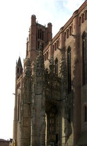 Ansicht der rechten Seite mit dem überdachten Vorbau von French School