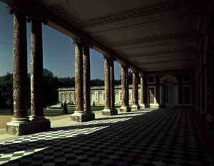 Blick auf die Terrasse am rechten Flügel des Grand Trianon, ca. 1725 von French School