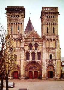 Ansicht der Westfassade von La Trinité, Abbaye aux Dames
