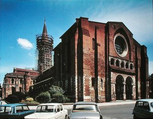 Ansicht der Westfassade der Kirche, begonnen ca. 1075-80 von French School