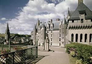 Ansicht der Westfassade des restaurierten Schlosses, gebaut für Jean Bourre, Minister von Ludwig XI. von Frankreich um 1465