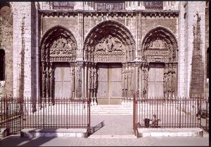 Westfassade mit den drei Türen des Königlichen Portals, darstellend (von links nach rechts) die Himmelfahrt, Christus in Majestät mit den Symbolen der Evangelisten und die Madonna mit Kind auf dem Thron, ca. 114