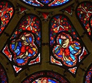 Fenster Ww mit Darstellung eines Engels, der die Trompete des Jüngsten Gerichts bläst
