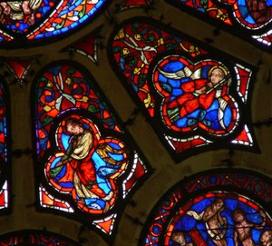 Fenster Ww mit Darstellung von Engeln, einer mit Passionsinstrument, der andere mit Trompete von French School