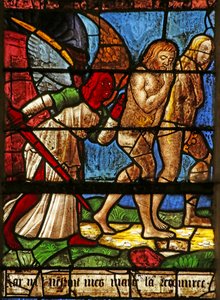 Fenster mit Adam und Eva, die aus Eden vertrieben werden