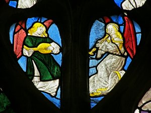 Fenster, das Engelmusiker mit Laute und Schalmei darstellt