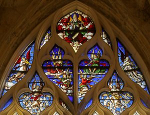 Fenster, das Gott den Vater mit dem Heiligen Geist, Seraphim und Engelmusikern darstellt