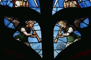 Fenster mit musizierenden Engeln