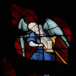 Fenster mit einem musizierenden Engel