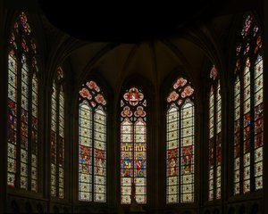 Fenster, das einen Blick auf die Ostkapelle darstellt: Die zentralen drei Fenster sind modern, aber die anderen stammen aus dem späten dreizehnten Jahrhundert von French School