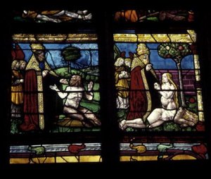 Fenster, das die Erschaffung von Adam und Eva darstellt