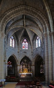 Fenster, den Blick nach Osten mit den Fenstern w1 und w2, die sich mit der Bruderschaft der Eucharistie hinter dem Altar befassen, darstellend (Ansicht)