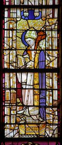 Fenster w10, einen heiligen Bischof darstellend von French School