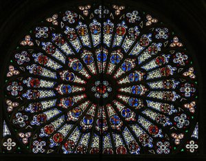 Fenster w121, das Nordrosenfenster, Darstellung von Aposteln, Evangelisten, Bischöfen, Königen, Märtyrern, St. Peter und St. Paul (Rosenfenster - innen)
