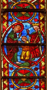Fenster w213, Darstellung einer Szene aus dem Leben von St. Thomas: der Heilige bei einem Hochzeitsbankett für die Tochter des Königs von Indien wird von einem Mundschenk geohrfeigt; ein Löwe entfernt seinen Arm; Thomas ruht