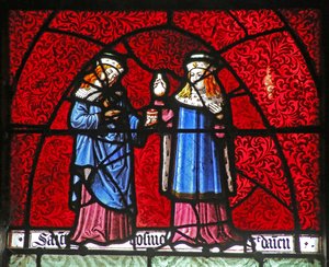 Fenster w22, das St. Kosmas und St. Damian darstellt