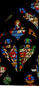 Fenster w232 zeigt Maßwerklichter mit Engeln, die Wappenschilde tragen von French School