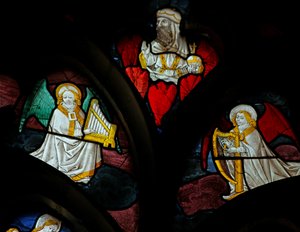 Fenster w29 zeigt musizierende Engel mit Harfe und Orgel