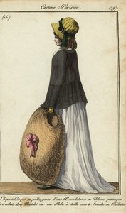 Frau mit Strohhut und schwarzem Mantel