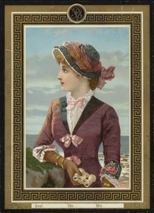 Frau schaut mit Fernglas aufs Meer