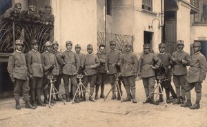Album "Die GM R. Armee (Erster Weltkrieg)": Soldaten des 152. Infanterieregiments - Kompanie "Arbeiter beim Bombenabwurf" mit Mörsern "Stokes" von G. Fagnano