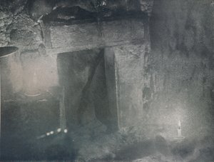 Innenseite der Tür eines Iglus im Licht von Tranlampen, um 1911, 1913