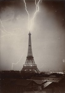 Der Eiffelturm vom Blitz getroffen, 1902 von Gabriel Loppe