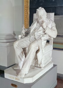 Sitzende Statue von Victor Hugo (1802-85) (Marmor)