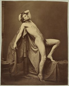 Männliche Figur in Ruhe