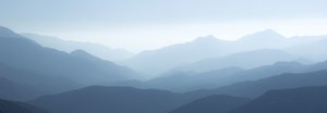 Neblige Blaue Berge