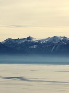 Friedliche verschneite Gipfel