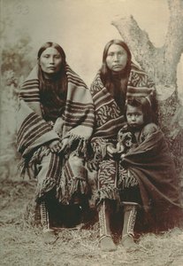Zwei Comanche-Frauen und ein kleines Kind