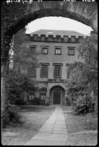 Mauer mit Torbogen vor Nr. 9, The College, County Durham von George Bernard Wood