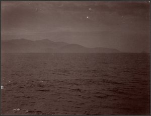 [Küstengebirge und Meer]