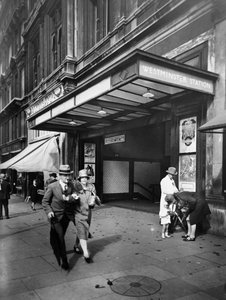 Eingang zur Westminster U-Bahn-Station, City of Westminster, London von George Davison Reid