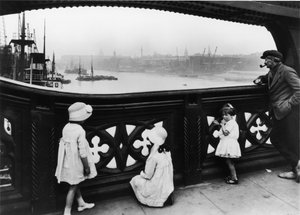 Menschen beobachten die Themse von der Tower Bridge, City of London von George Davison Reid